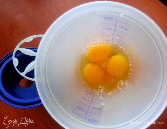 Взбиваем яйца с ванилью.