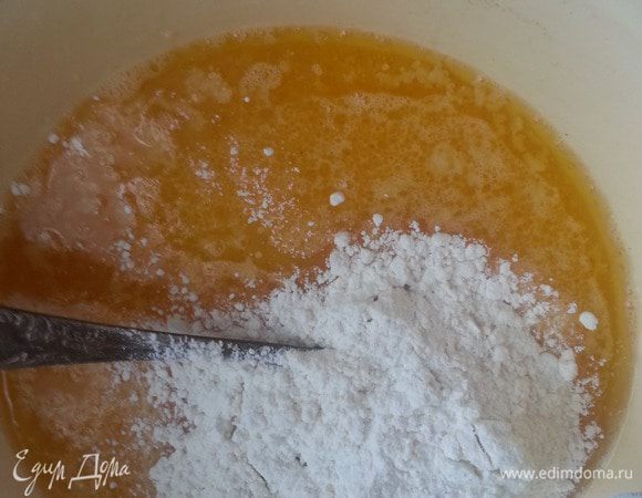 Всыпаем просеянную муку (в полном стакане 125 г).