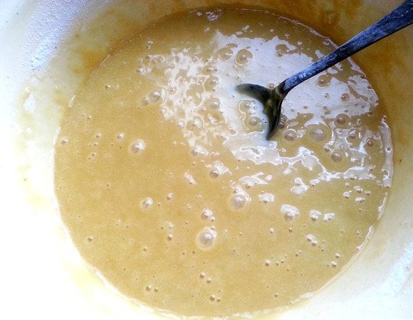 Тесто должно быть,как сметана...если жидковато-добавьте муки.У меня ушло 140 г муки,но тут зависит от размера яиц и густоты сметаны...