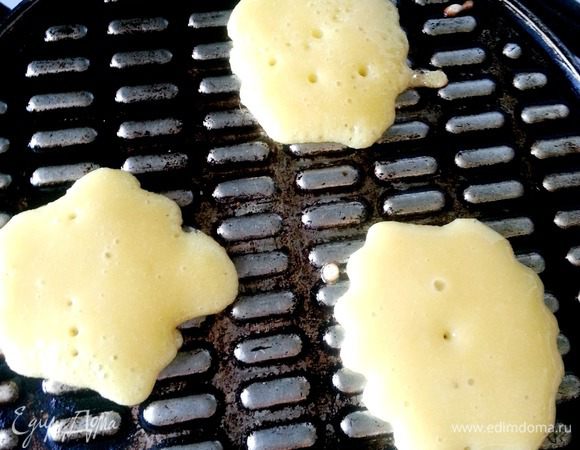 Теперь по чайной ложке выкладываем тесто на расстоянии др.от др.Оно сразу растекается-так и должно быть!