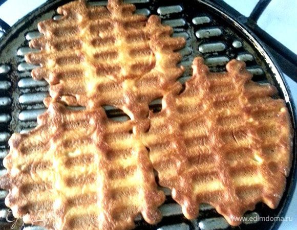 Накрываем и жарим с двух сторон.Вафельки маленькие и жарятся быстро-не отходите с кухни!