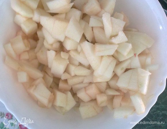 Яблоки очистить, нарезать кубиками.