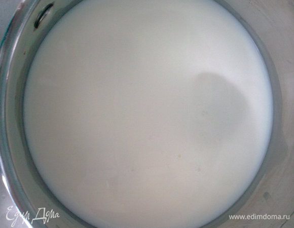 Молоко нагреть,не доводя до кипения