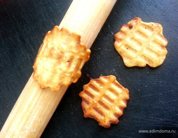 Если хотите придать форму чипсов,то заранее приготовьте скалку и прихватку и сразу прижимайте вафельку к скалке (но не сильно,иначе треснет!) секунд на 20...