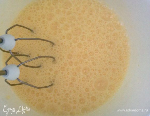 яйца взбить,добавить сахар