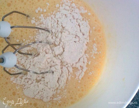 не прекращая взбивать,добавляем муку и масло