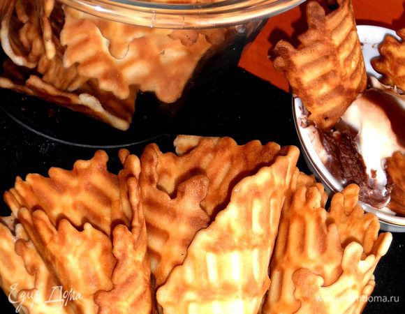 Можно заранее напечь заготовки для мороженого (недели на две),только не убирайте в холодильник-они станут мягкими!