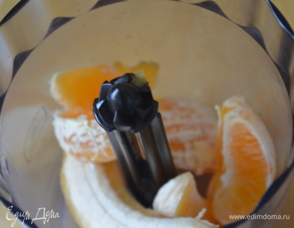 В блендере взбить фрукты, добавить сахар и жидкие ингредиенты.