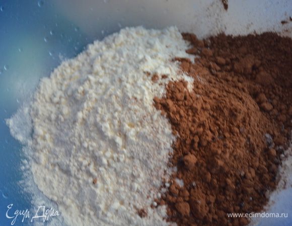 Смешать сухие ингредиенты. 