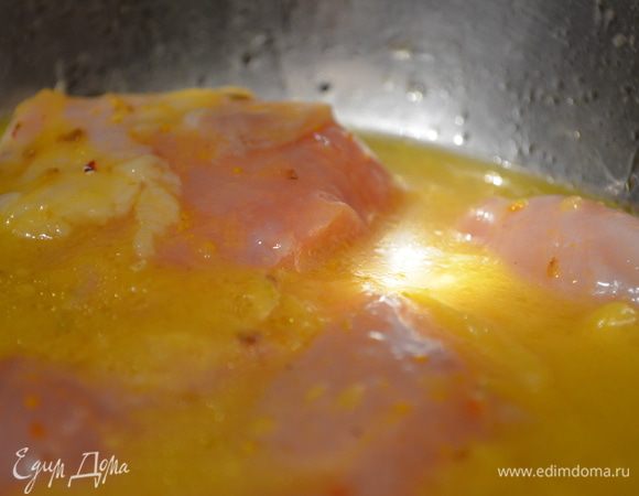 Духовка 180. Курицу поместить в форму для запекания вместе с маринадом и в духовку на 45 минут до золотистой корочки. Если форма широкая и курица сильно из маринада выглядывает, то кусочки покрыть апельсиновыми дольками (плюс половинка апельсина) и раз в 10 минут курицу смазывать маринадом кисточкой. 