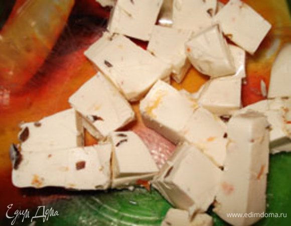 Фетакса(у меня был с оливками и паприкой)порезать на маленькие кусочки.