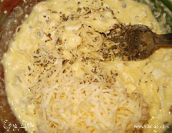 Сыр размять вилкой, добавить яйцо, смесь перцев.Добавить 2/3 части сыра, натертого на мелкой терке. Хорошо перемешать до однообразной консистенции.