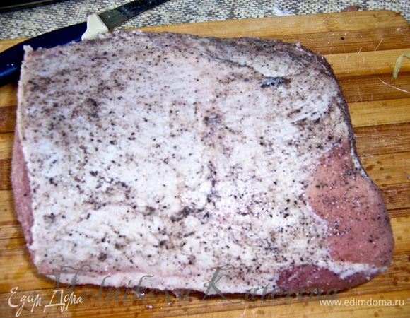 Балык помыть, просушить полотенцем и натереть солью с черным молотым перцем со всех сторон. 