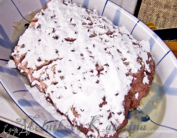 Форму для запекания смазать маслом. Выложить балык и обильно присыпать сахарной пудрой. Накрыть сверху листом фольги и отправить запекаться на 50 минут при 200 градусах. Затем фольгу снять, полить балык выделившимся соком и оставить еще на 15 минут для зарумянивания. 