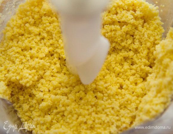 В блендер насыпаем муку и кладем яйца и желтки. Перемешиваем все на высокой скорости. Получатся влажные крошки. 