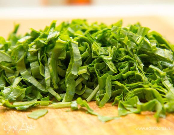 Готовим начинку. Моем, обсушиваем и режем шпинат. 