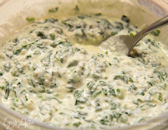 В миске смешать рикотту (творог), шпинат, белки, мускатный орех, соль.