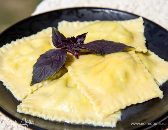Отварите равиоли в кипящей подсоленной воде до тех пор, пока они не всплывут на поверхность, переложите на тарелку, полить оливковым маслом, посыпьте тертым пармезаном (по желанию) и немедленно подавайте.