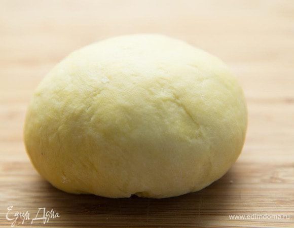 Высыпаем их на доску или стол и замешиваем эластичное тесто. Формируем колобок, заворачиваем в пленку, и убираем на минут 30 в холодильник.