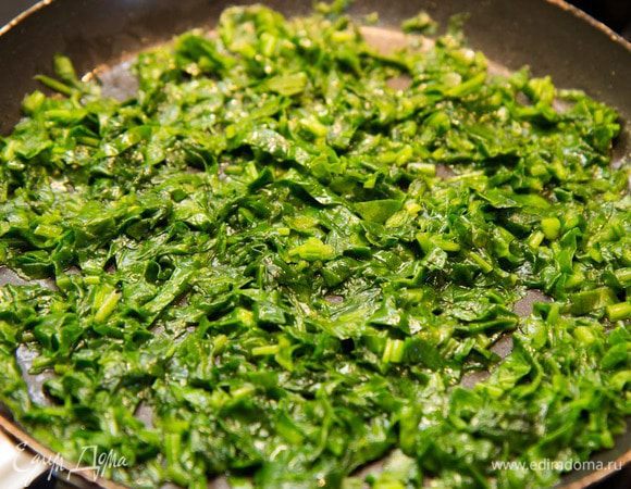 Припускаем в небольшом кол-ве сливочного масла ( + на сковороду плеснуть немного растительного, чтоб сливочное не горело). Буквально, несколько минут, пока шпинат не уменьшиться в объеме.