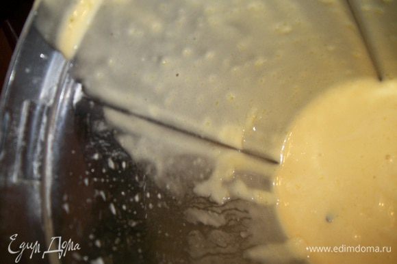 Яйца взбить с сахаром, добавить муку с разрыхлителем, а затем сливочное масло. (Чаша миксера была занята, мешала в блендере :))