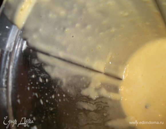 Яйца взбить с сахаром, добавить муку с разрыхлителем, а затем сливочное масло. (Чаша миксера была занята, мешала в блендере :))