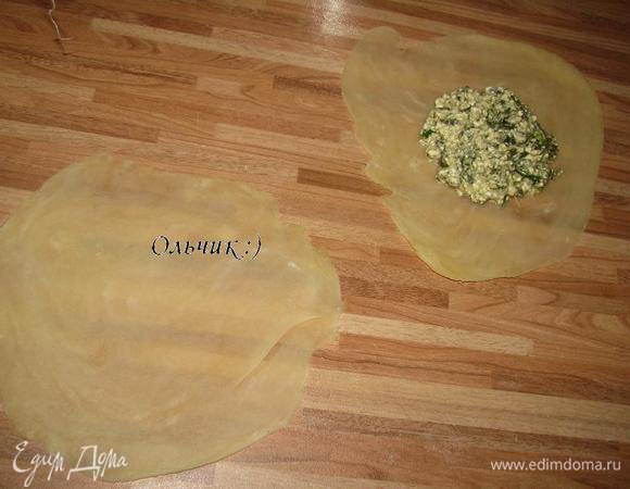 Делим тесто на 2 части, каждую разрезаем на 10-12 частей. Как можно тоньше раскатываем тесто, выкладываем ст. л. начинки.