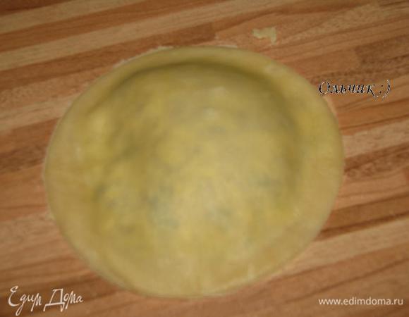 Накрываем пирог емкостью большего диаметра (я использовала форму для кулича), проходимся по тесту ножом, отрезая лишнее.