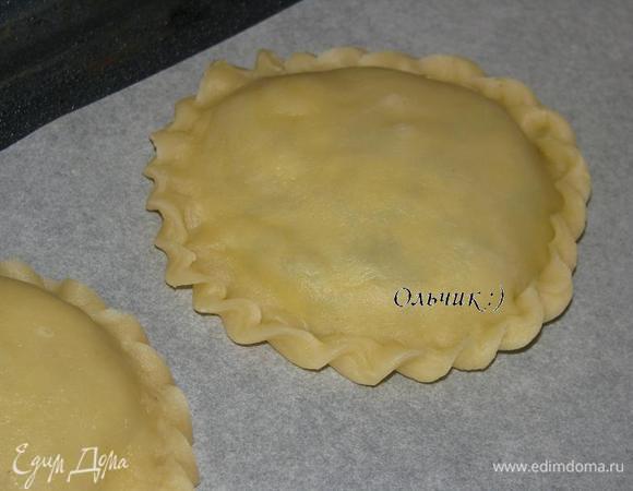 Фигурным гребешком оформляем края пирога. Выкладываем  на покрытый пергаментом противень.