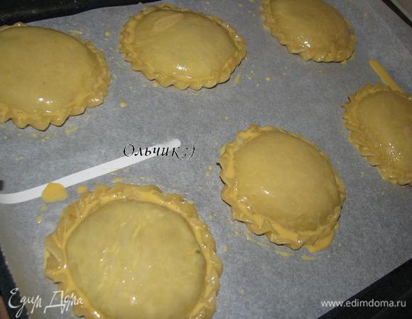 Смазываем пироги желтком с молоком.
