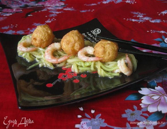 Подаем салат-гарнир к столу.
Для этого выкладываем на блюдо огуречный салат с креветками (предварительно сцедив выделившийся из огурцов сок), а сверху раскладываем теплые рисовые шарики.

Нам было очень вкусно!
Приятного и вам аппетита!