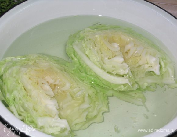 Кочаны капусты разделить пополам вдоль, удалить кочерыжки, посолить и залить кипятком...держать минут 5, чтобы листья стали мягкими и подвижными