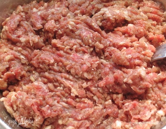 Приготовить фарш: прокрутить через мясорубку говядину, свинину и лук...посолить, поперчить и добавить растительное масло. Можно взять любое мясо или использовать уже готовый фарш 