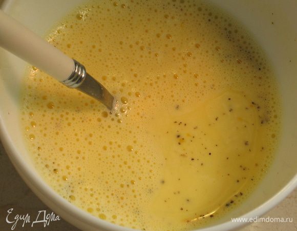 Приготовить яично-молочный соус: взбить яйцо с молоком и натертым сыром...посолить, поперчить
