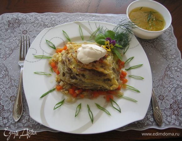 Блюдо готово. Кочанчики вышли пухленькие от начинки, ароматные от укропных зонтиков, сочные и очень сытные. Сервировать можно со сметаной и зеленью...отдельно подать бульон. Приятного аппетита