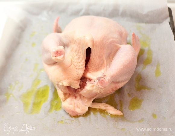 Курицу выкладываем на противень, сбрызгиваем оливковым маслом.