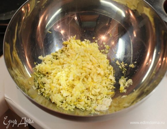 Делаем начинку: в миске смешиваем цедру и все приправы.