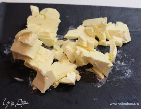 Добавляем к цедре с приправами масло.