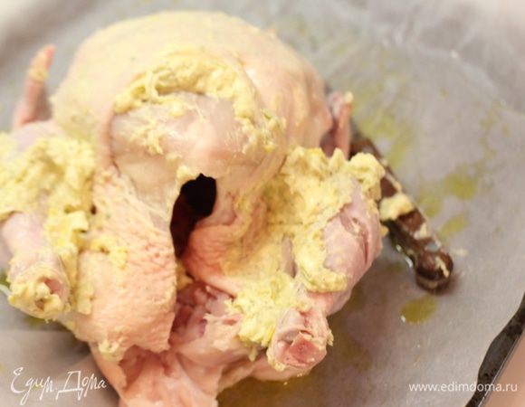 Получившуюся масляную начинку аккуратно размазываем между кожицей и грудкой курицы. Не порвите кожицу. Остатки масла распределите по ножкам, предварительно их надрезав.