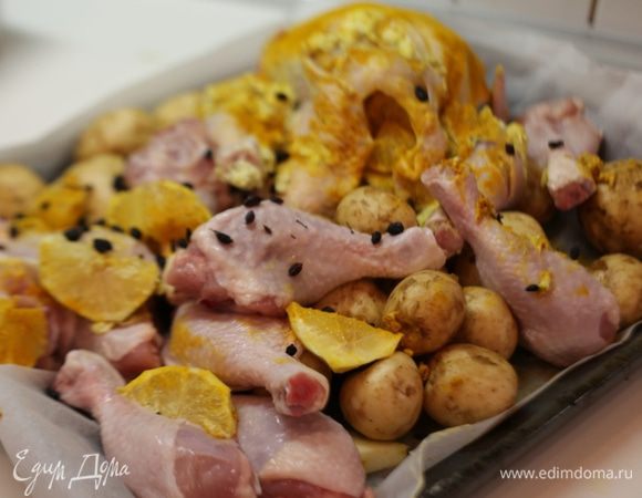 Выкладываем к курице на противень картошку и голени, все сбрызгиваем маслом, солью и барбарисом. Добавляем веточки тимьяна. 