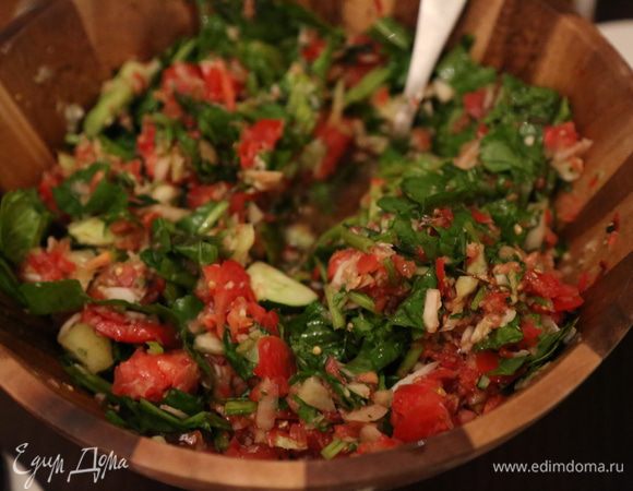 Все отправляем в духовку на 2 часа! А пока делаем салат: помидоры, зелень (много зелени - укроп, кинза, петрушка, шпинат) рубленый мелко лук, чеснок. Все заправляем смесью масел (у меня кунжутное+тыквенное), но подойдет любое - это уже ваша фантазия. Соль по желанию - я не добавляла, так как масло тыквы и кунжута абсолютно не требуют соли делая при этом салат очень вкусным и ароматным.