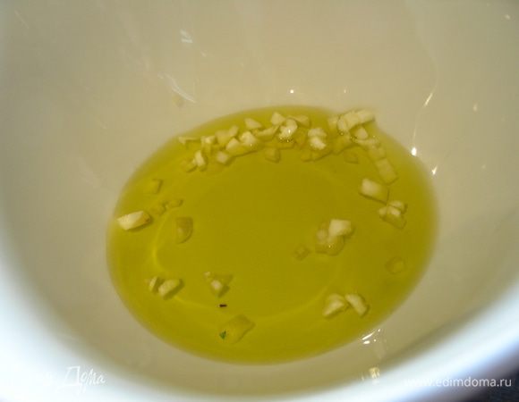 Приготовим сухарики-крутоны. Для этого смешаем оливковое масло и измельченный зубчик чеснока и оставим настояться минут 5.
