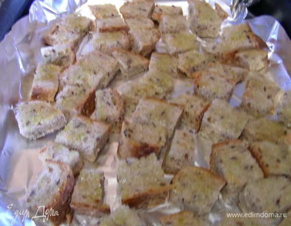 Хлебушек режем небольшими квадратиками, выкладываем на противень (лучше на бумагу или фольгу), смазываем чесночным маслом и отправляем в духовку 180 гр минут на 15 до легкой золотистой корочки.
