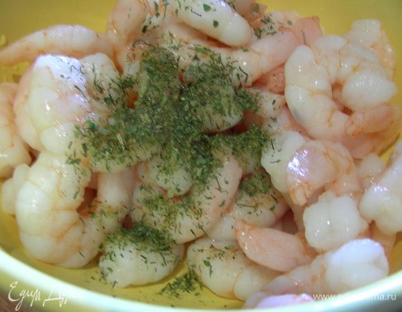 Креветки. Если свежие, то отвариваем их со специями (например, специи для рыбы и морепродуктов) и лимоном. Если готовые, то просто их размораживаем, обсушиваем, затем добавляем к ним пару ст.л. лимонного сока и щепотку специй и оставляем на некоторое время.