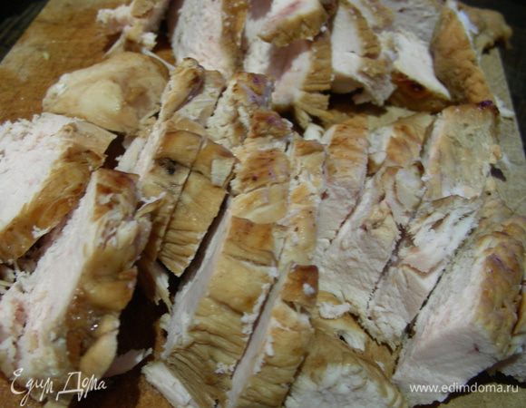 Курочку готовим любимым Вами способом. Можно ее обжарить, запечь, отварить, приготовить в пароварке или на гриле. Главное, чтобы Вам было вкусно. В оригинале ее нарезают длинными полосочками и обжаривают до румяной корочки. Я филе оставила ненадолго в соевом соусе (2 ст.л.), затем быстро обжарила на сковороде-гриль, а затем довела до готовности в духовке. Нашу курочку остужаем и нарезаем средними кусочками-полосочками.