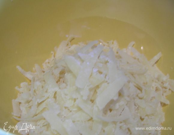 Натираем пармезан.