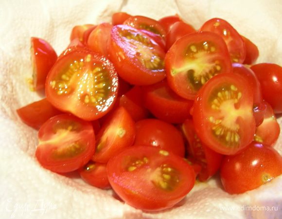 Помидорчики-черри моем и разрезаем пополам.

