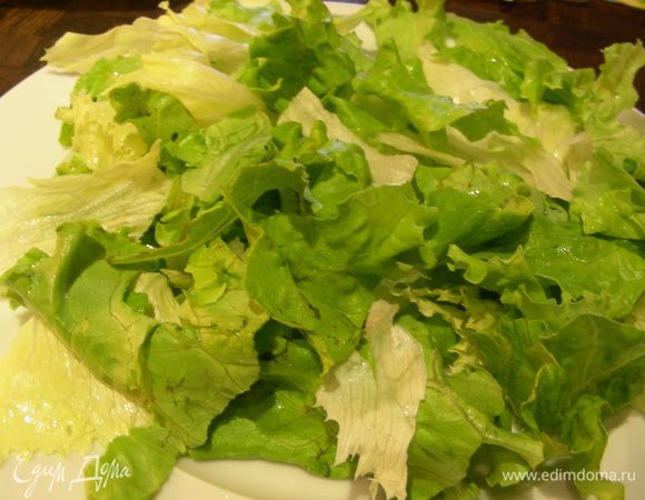 Салатные листья моем, сушим. Разрываем их руками, не слишком мелко, не слишком крупно.
