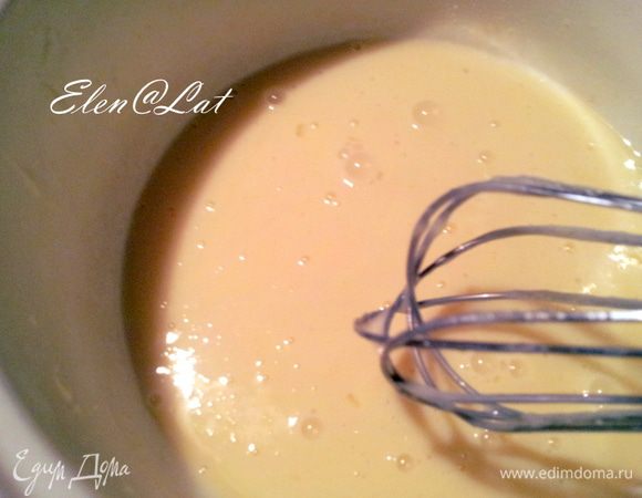 Крем здесь очень вкусный. Для него желток нужно смешать с водой, сгущенным молоком и ванильным сахаром, поставить на медленный огонь.