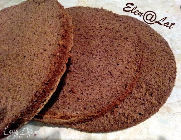 После того как бисквит будет готов и остынет, разрежьте его на 3 части.